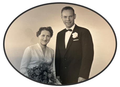 Bryllupsbilde av Maren (sittende) og Thorleif stående